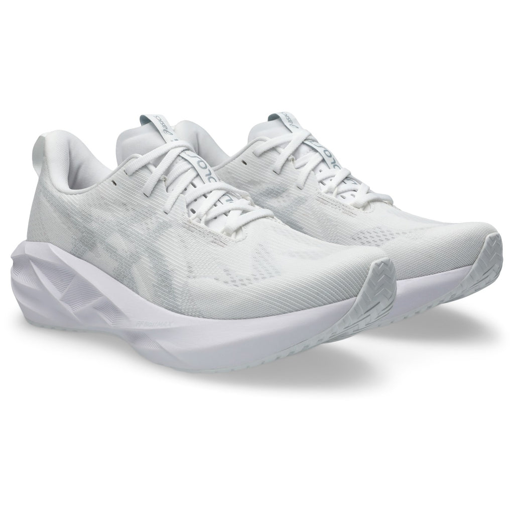 ASICS Novablast 5 Blanc-Gris / White-Piedmont Grey — vue avant extérieure (1011B974-100)