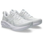 ASICS Novablast 5 Blanc-Gris / White-Piedmont Grey — vue avant extérieure (1011B974-100)