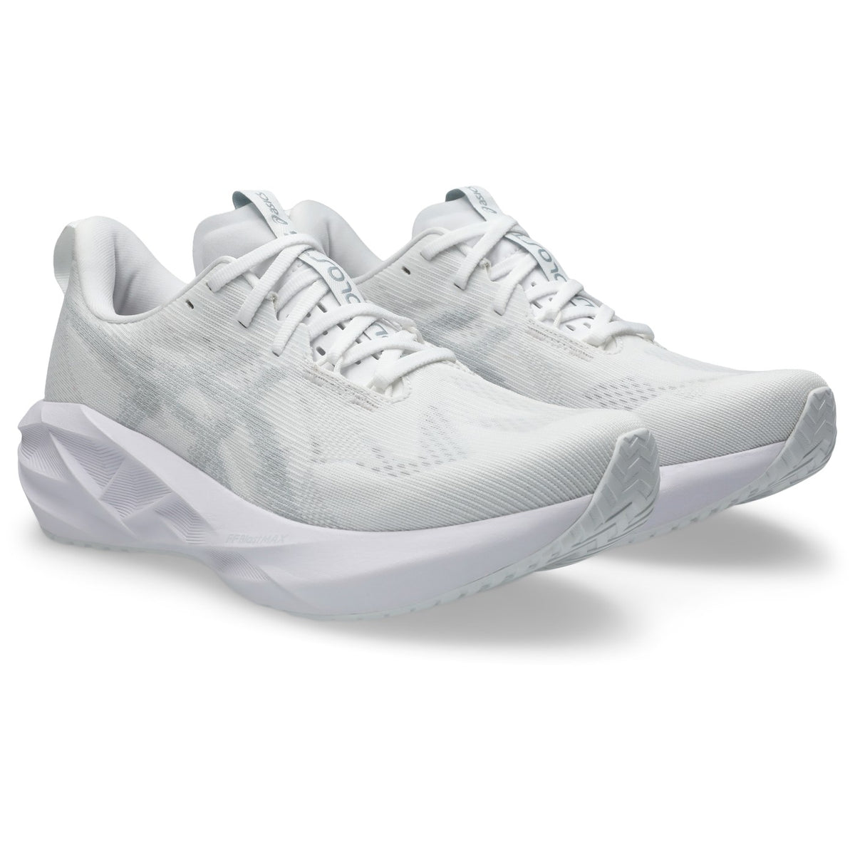 ASICS Novablast 5 Blanc-Gris / White-Piedmont Grey — vue avant extérieure (1011B974-100)