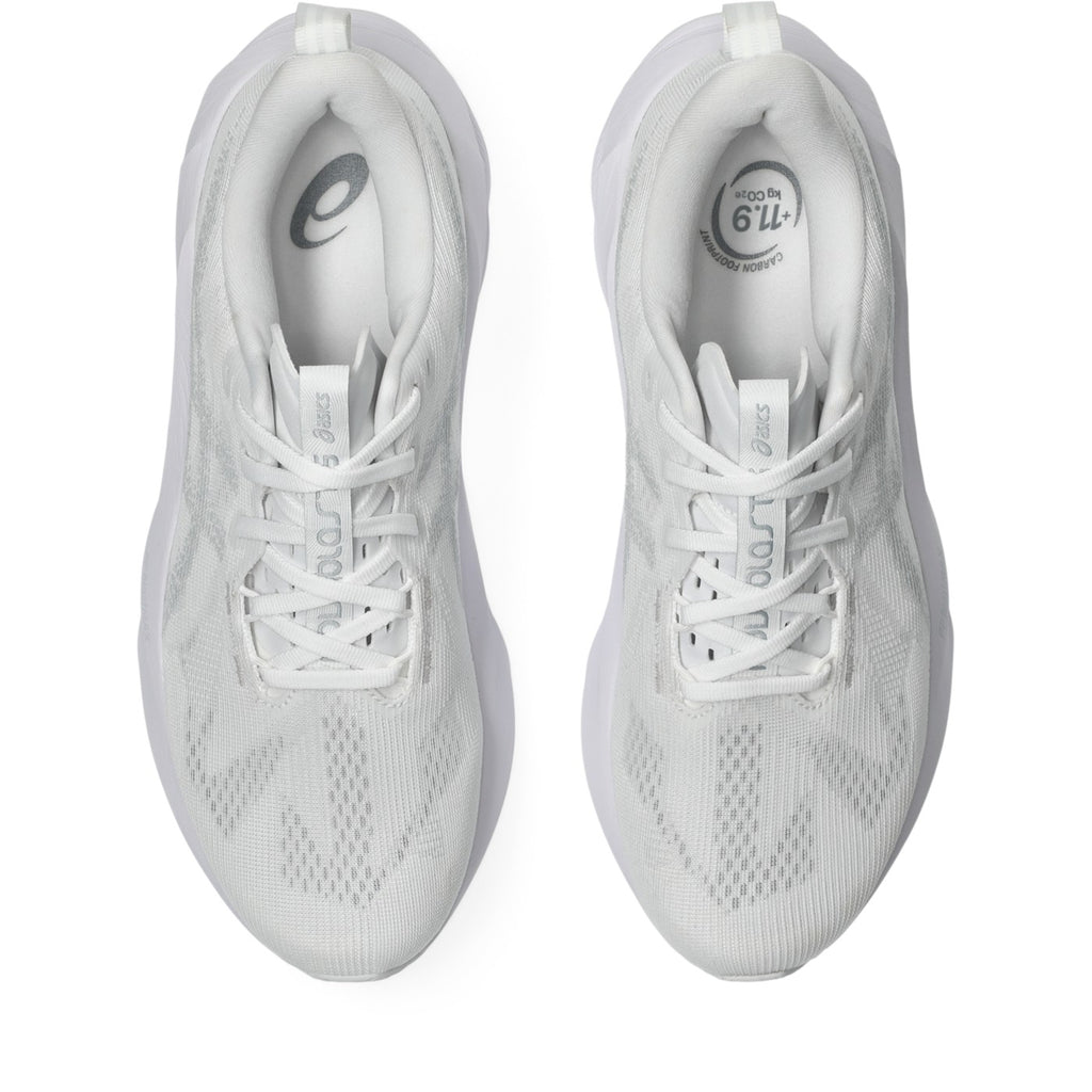 ASICS Novablast 5 Blanc-Gris / White-Piedmont Grey — vue dessus (1011B974-100)