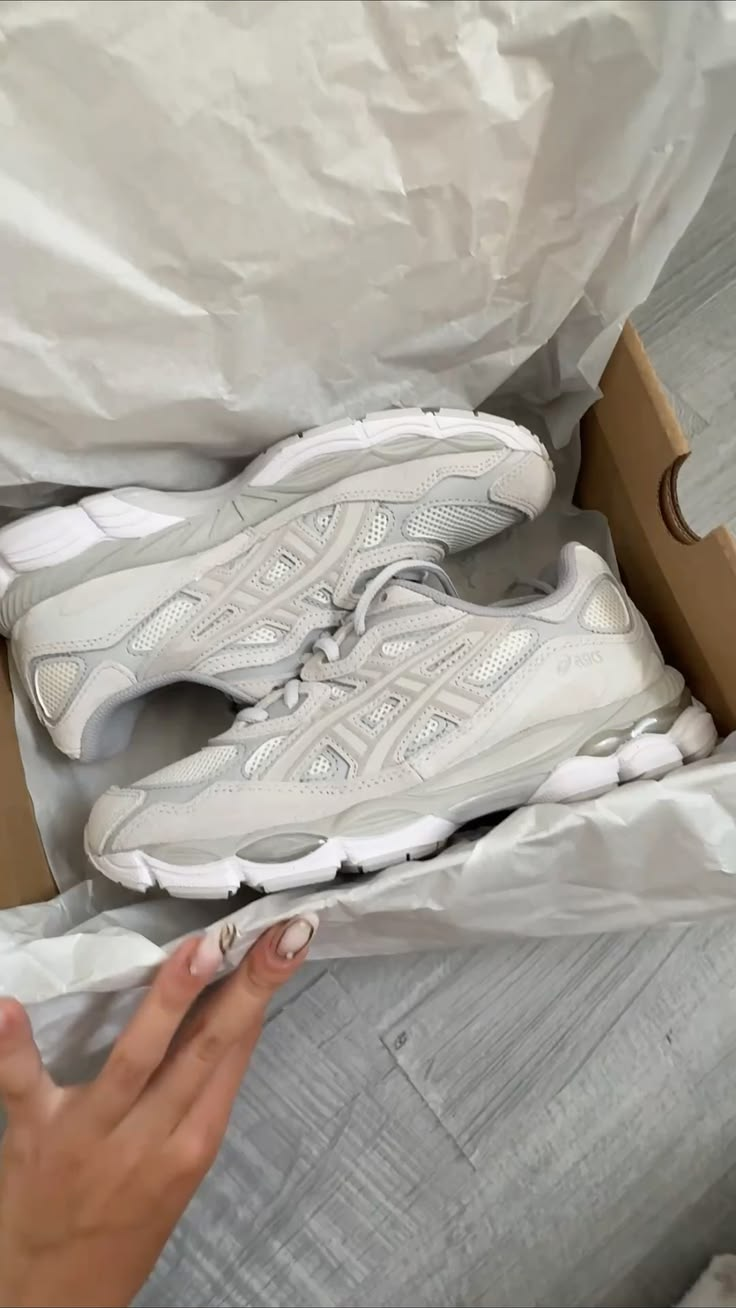 ASICS GEL-NYC unisexes – Crème / Gris nuage porté par la communauté Nexita