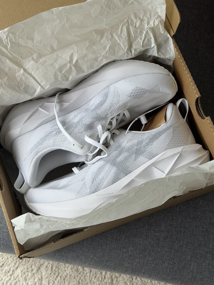 ASICS Novablast 5 femme – Blanc / Gris porté par la communauté Nexita
