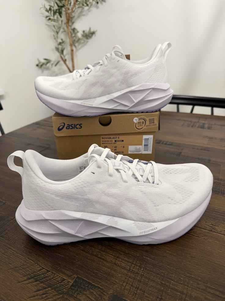 ASICS Novablast 5 femme – Blanc / Gris porté par la communauté Nexita