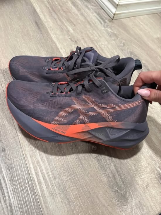 ASICS Novablast 5 femme – Violet / Corail porté par la communauté Nexita