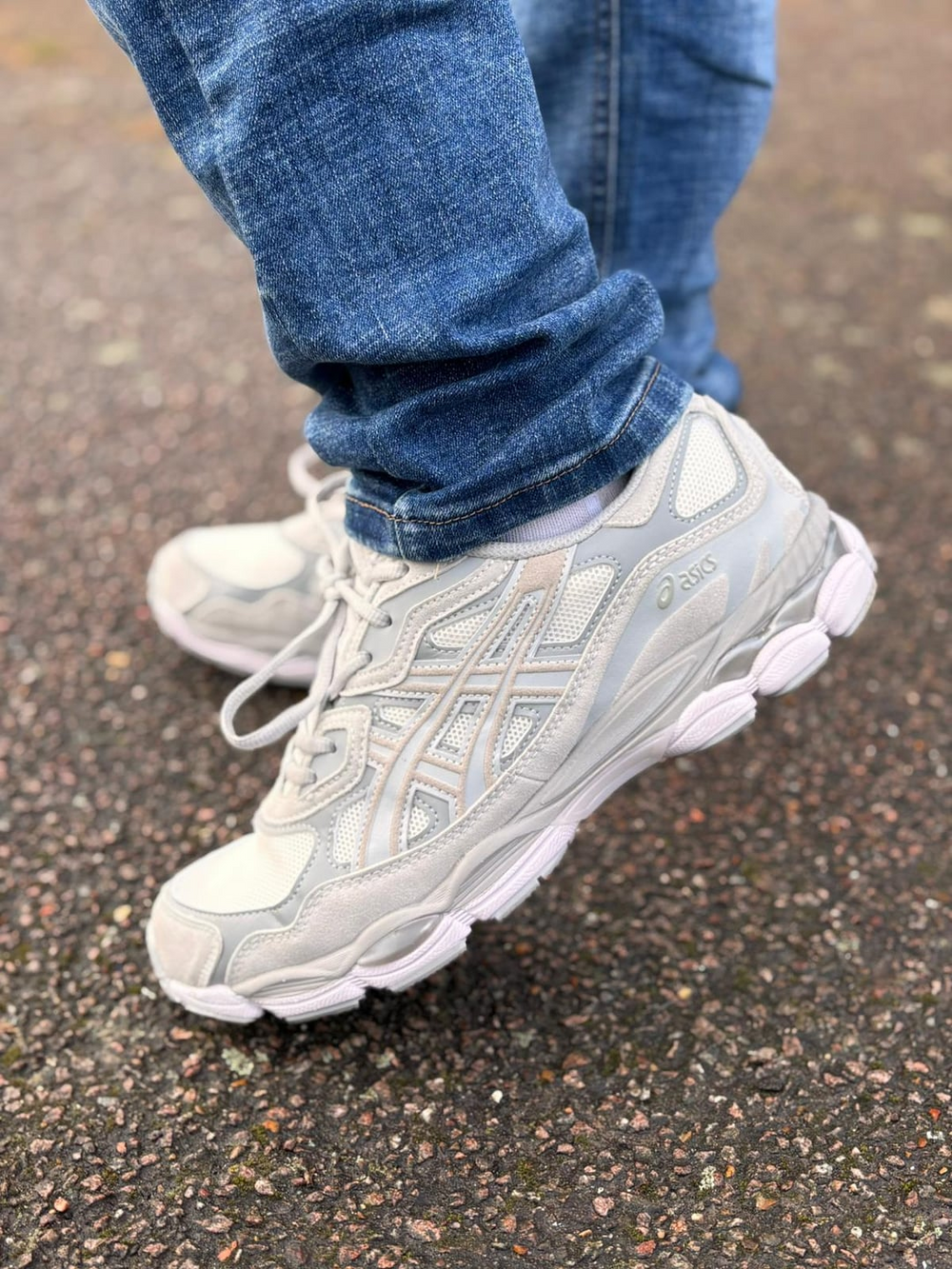 ASICS GEL-NYC unisexes – Crème / Gris nuage porté par la communauté Nexita