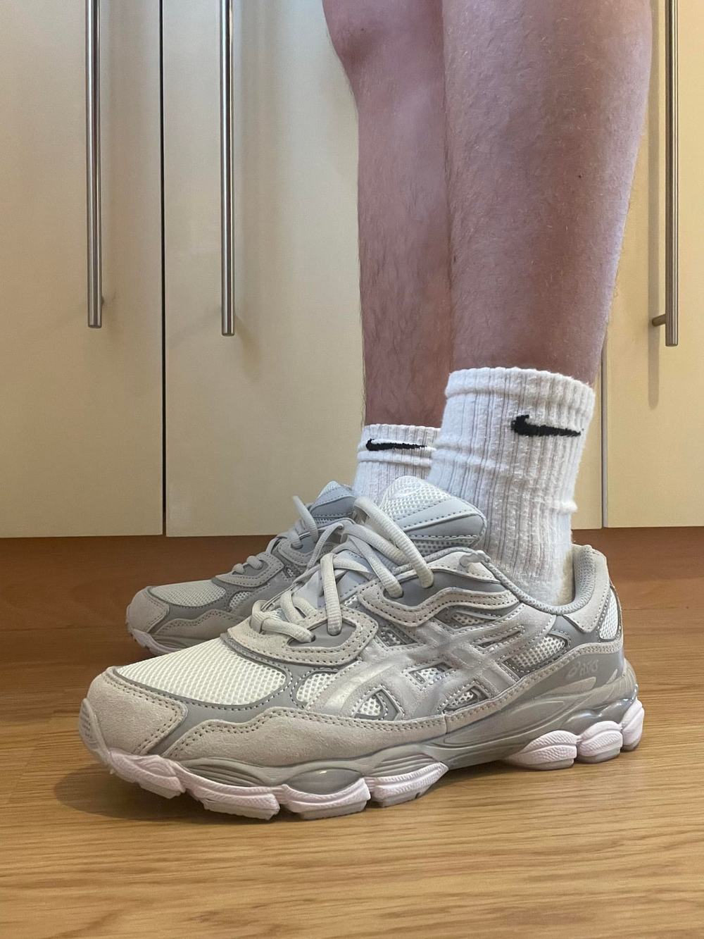 ASICS GEL-NYC unisexes – Crème / Gris nuage porté par la communauté Nexita