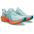 ASICS Novablast 5 Aqua / Orange – paire en vue trois-quarts avant