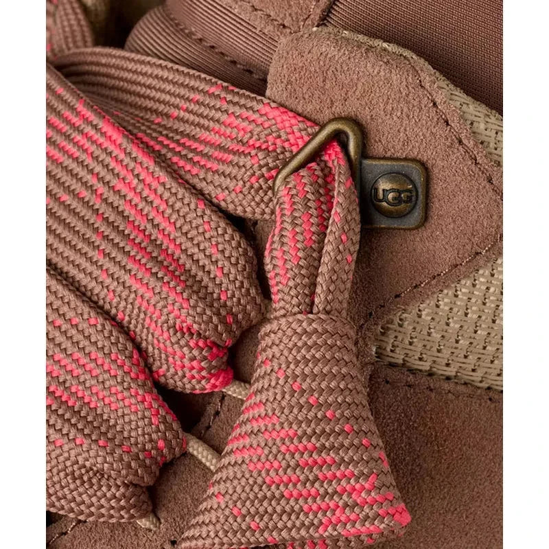 UGG Lowmel Femme – Beige & Marron – detail lacets