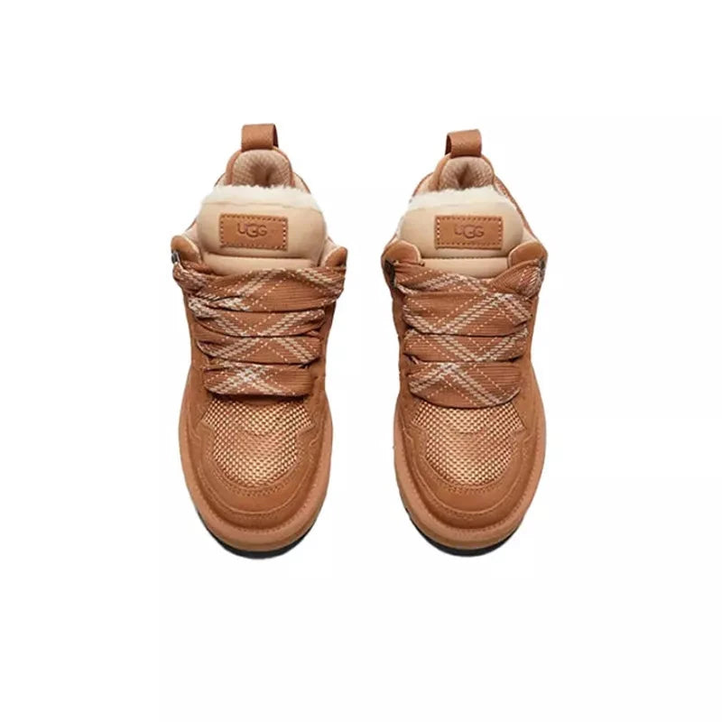 UGG Lowmel Femme – Chestnut & Beige – paire dessus