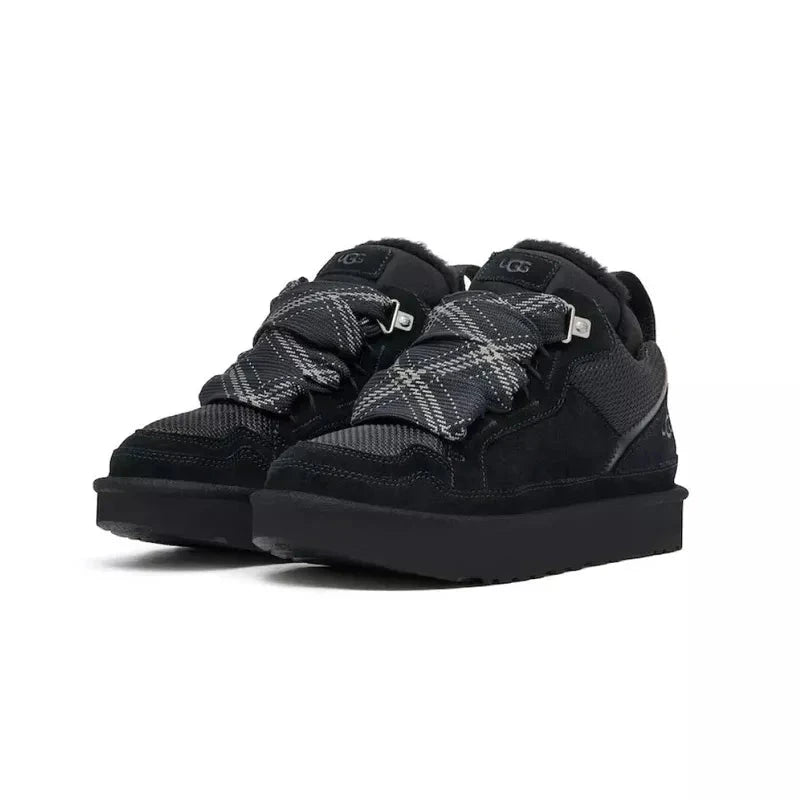 UGG Lowmel Femme – Noir & Gris – paire trois quarts
