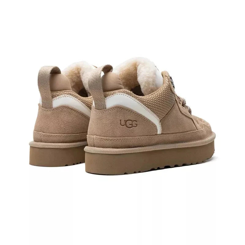UGG Lowmel Femme – Sable & Blanc – paire arriere