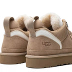 UGG Lowmel Femme – Sable & Blanc – detail talon