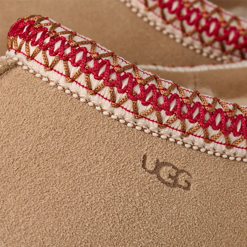 UGG Tasman II Femme – Sand / Dark Cherry – detail galon